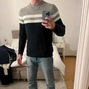 Stickat tröja - Säljer denna snygga stickade tröjan från only&sons i strl L. Den är endast använd ett fåtal gånger, så väldigt bra skick och har inga tecken på användning. Jag är 185 cm😊