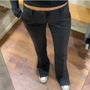 Bikbok kostymbyxor Vera med slits - Populära kostymbyxorna från bikbok med slits och låg midja som inte säljs längre. Otroligt bra kvalitet. De är små i storleken, dessa är 36 men passar om man har 34 då de ej är stretchiga i midjan! (Bikbok skrev fel storlekar på alla sina kostymbyxor en gång så de är ej storleken på lappen)