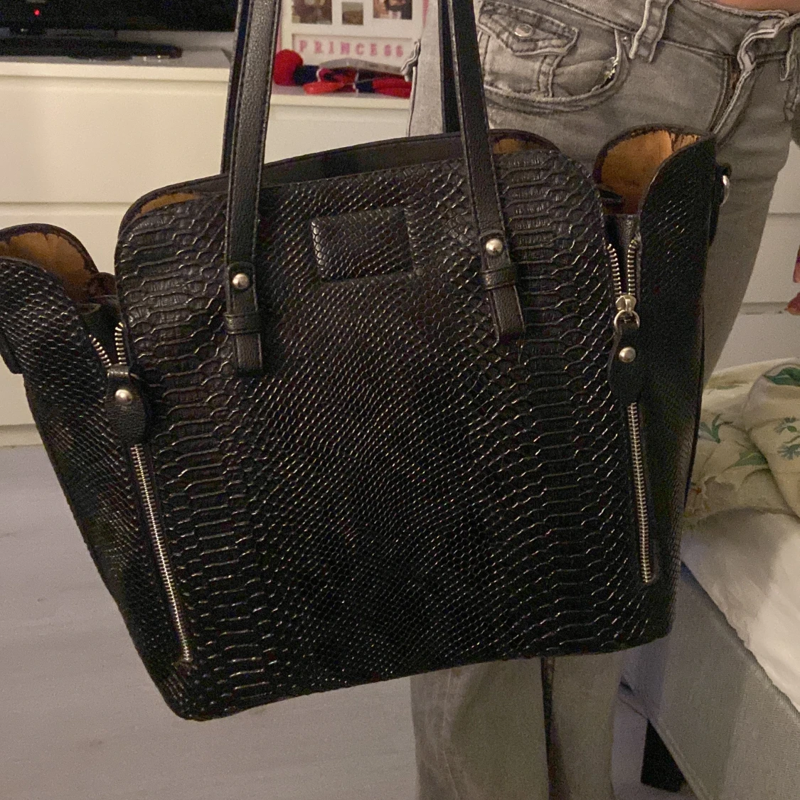 Svart handväska i ormskinnsmönster från Michael Kors - 1