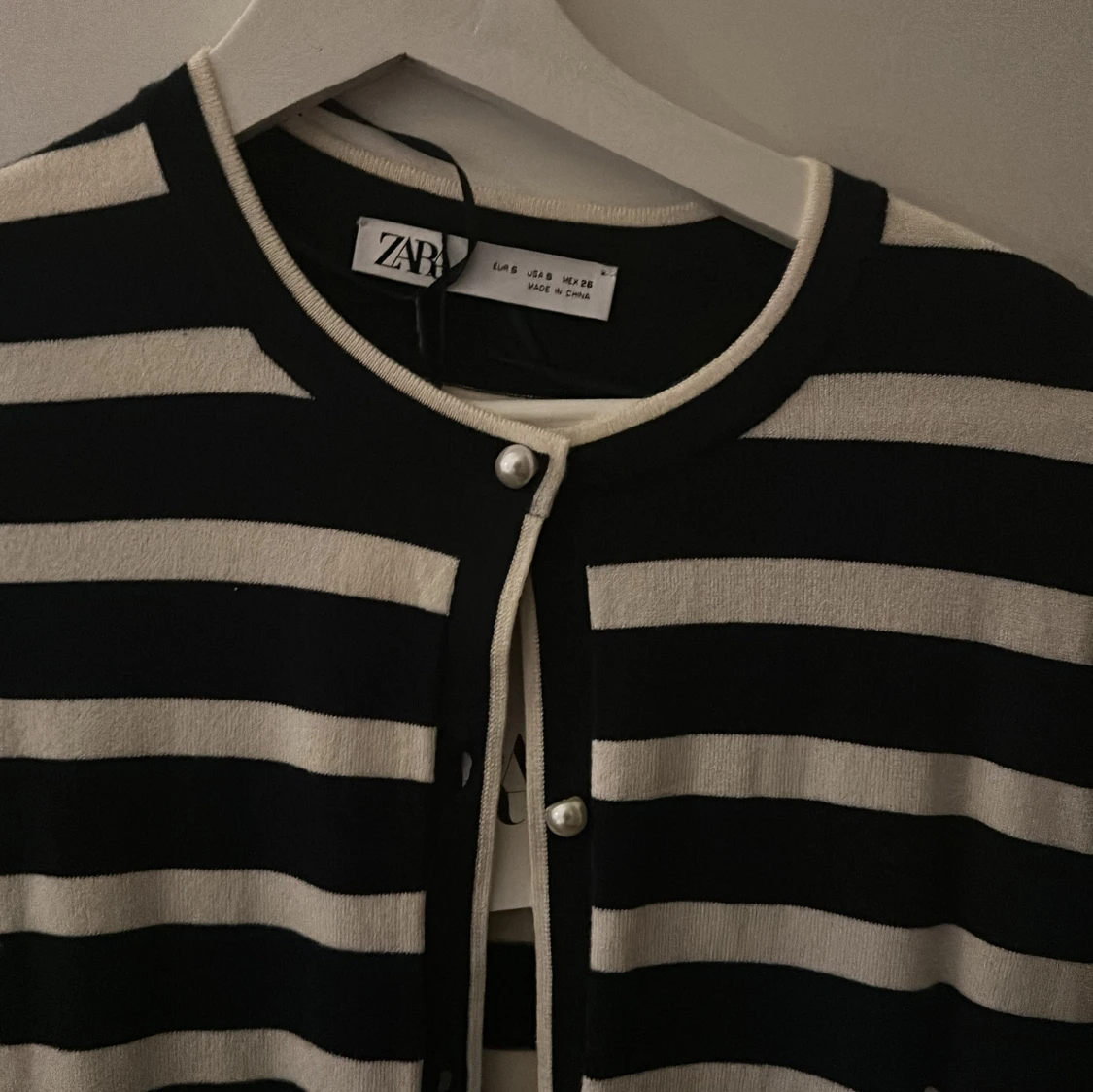 Svartvit randig kofta från Zara - 1