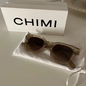  CHIMI 04 Ecru  - Nu säljer jag mina solglasögon från CHIMI i färgen ecru pågrund av att dem inte längre kommer till användning. Dem har inga repor och är i bra skick. Hör gärna av dig om du har några frågor💗