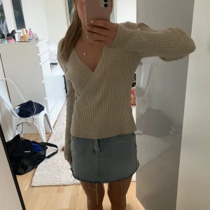 beige stickad tröja - Säljer en beige stickad tröja med v-ringning, är omlott också, passar perfekt till allt möjligt!