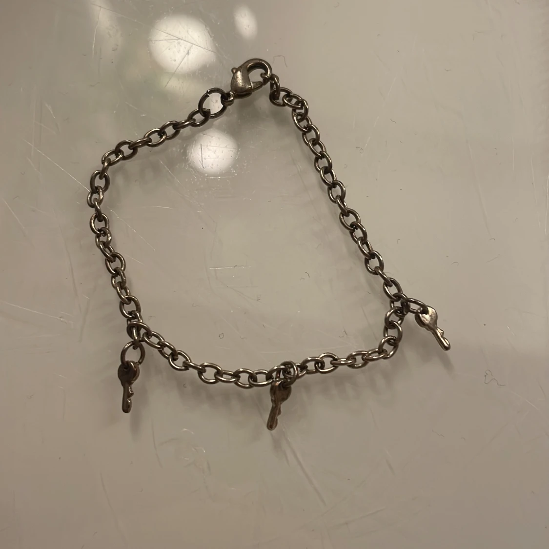 Silverfärgat smyckeset med nyckelberlocker - 1