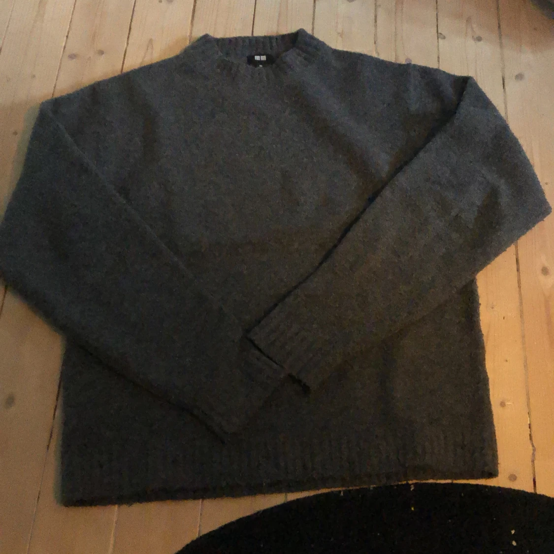 Mörkgrå stickad tröja från Uniqlo
