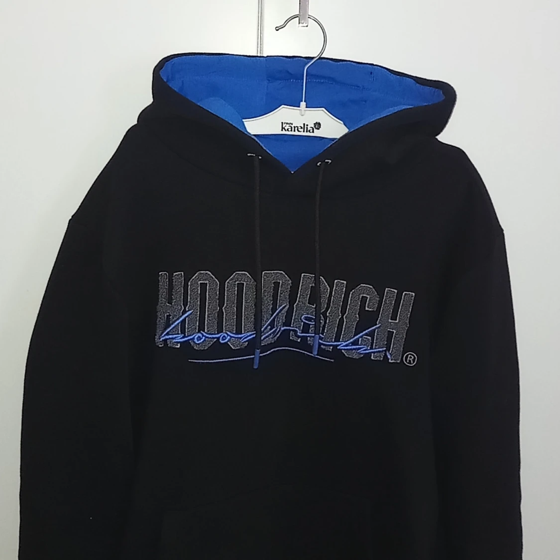 Svart hoodie från Hoodrich med blå detaljer
