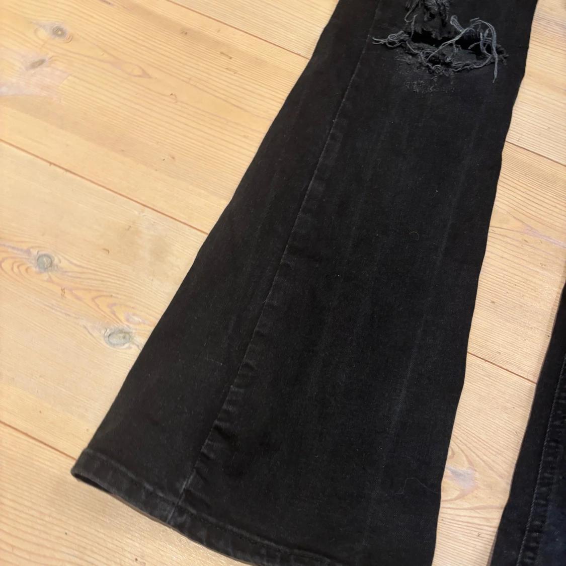 Svarta bootcut jeans med slitningar - 1