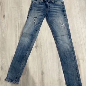 Jack & Jones - As feta Jack & Jones jeans med slitningar som är as snyggt! Passar till allt!