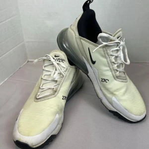 Nike Air Max 270 sneakers i vitt - Har tagit av sko snörerna och dom har gått sönder lite vid snörningen men det är inga problem skriv om ni vill ha några bilder på det.