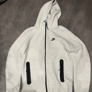 Nike tech fleece  - Nike tech fleece knappt använd ny pris 1,200 