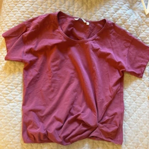 Rosa t-shirt från House of Lola - En enkel och stilren rosa t-shirt från House of Lola. T-shirten har rund halsringning och korta ärmar. Perfekt basplagg i mjuk bomull som passar till många olika outfits. Den sitter som en M