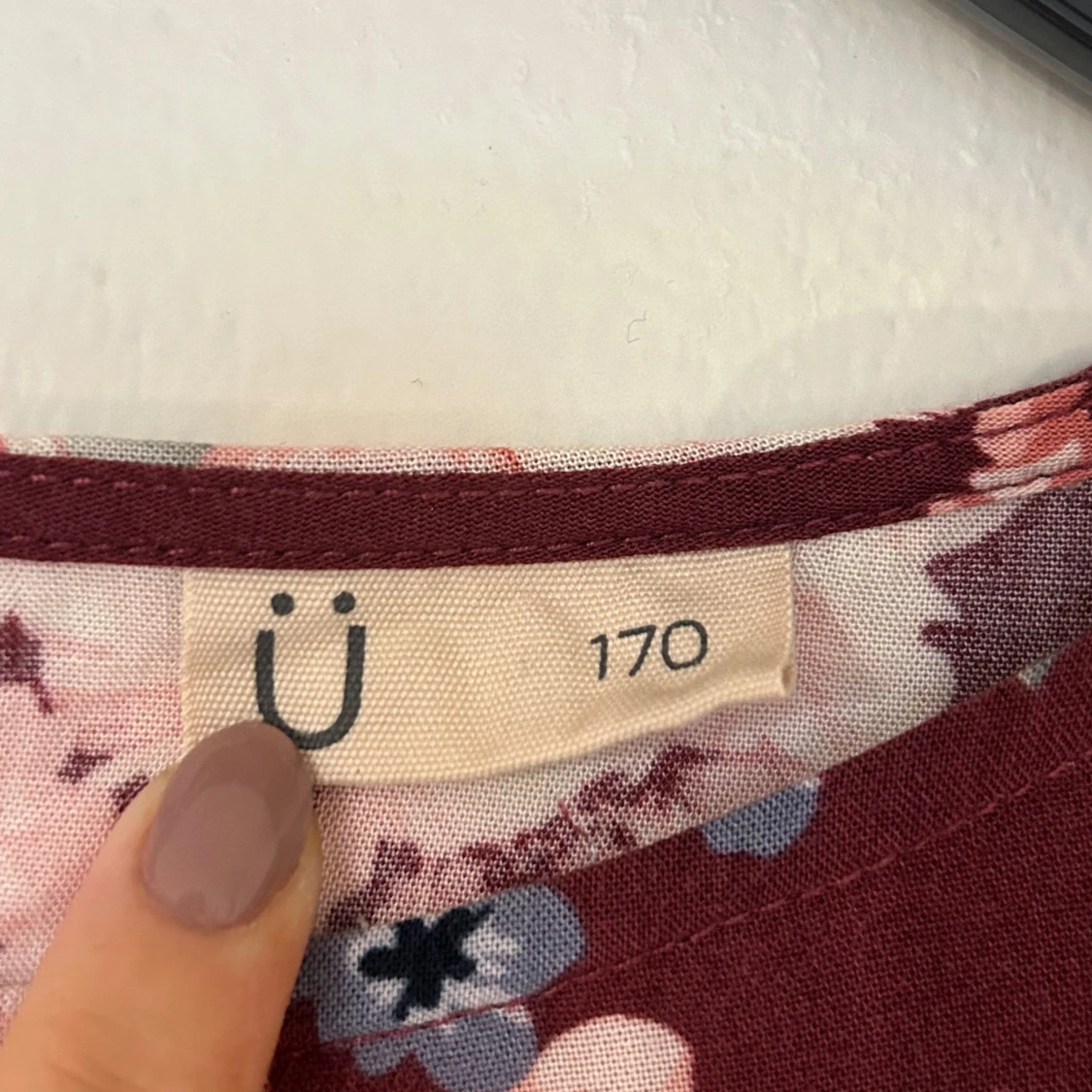 Vinröd blus med blommor  - 2