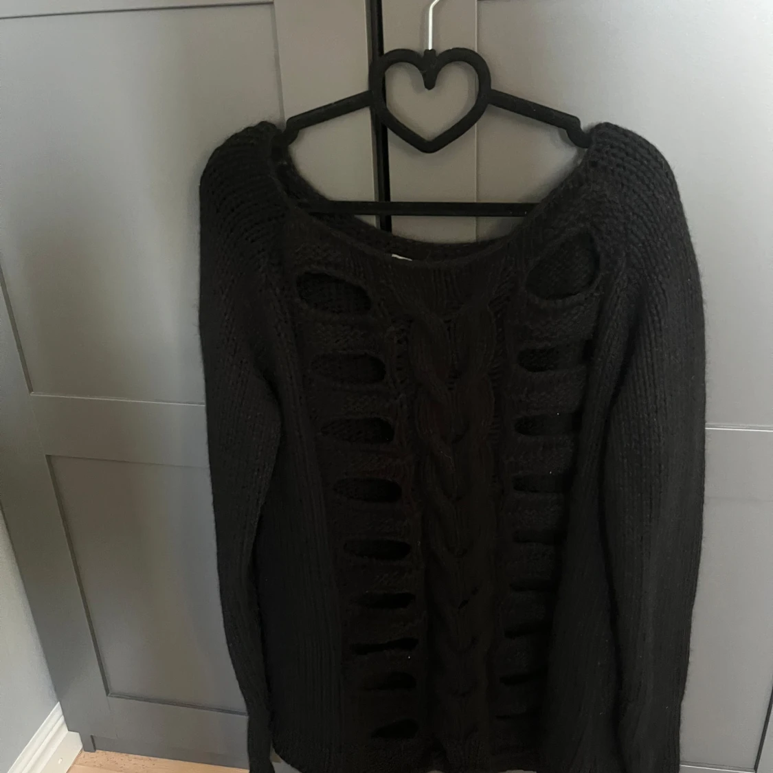 Svart stickad tröja med håldetaljer