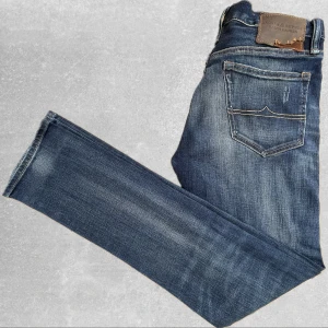 Denim And Supply Ralph Lauren Jeans  - Säljer nu dessa jeansen ifrån Denim & Supply Ralph Lauren. Slutades tillverkas 2016 så rätt ovanliga. Har en riktigt snygg tvätt med feta detaljer. Storlek 29/34. Sitter Slim, liknar  passformen med Replay Anbass. Mått: Totallängd 109cm, Från skrevet 84cm, Midja 38cm. Hör av dig om du undrar något eller vill ha fler bilder!
