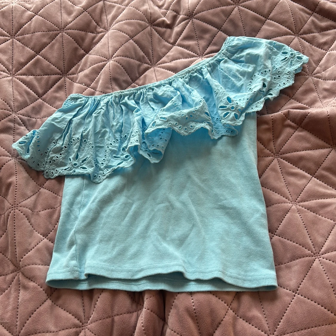 Ljusblå offshoulder topp med volang från Zara