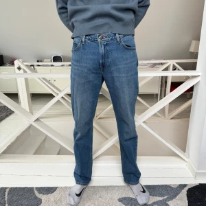 Blå jeans- Lee - Blå raka byxor från Lee. Storlek 30/32.