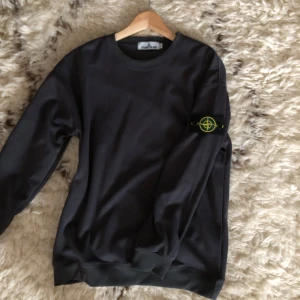 Stone Island tröja - Stone Island tröja som är i grå färg. Helt oanvänd då den är en storlek för stor, storlek M. Hör av er för mer bilder!