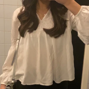 Vit blus - Använt fåtal gånger frf super skick. Passar även S💕