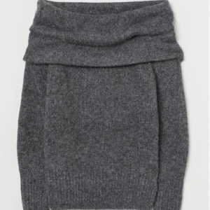 Offshoulder stickad tröja - Mysig offshoulder grå stickad tröja i superfint skick! Tjock i tyget med en fin, djup grå färg och mysig o varm🧡 Tröjan har långa ärmar och en bred krage, bara att höra av sig vid frågor eller funderingar! 