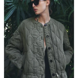 Olivgrön quiltad jacka - Snygg olivgrön quiltad jacka med rund halsringning och både dragkedja och knappar framtill.  Från Zara, aldrig använd och lapparna sitter kvar. Storlek xs men passar absolut S och mot M oxå. 