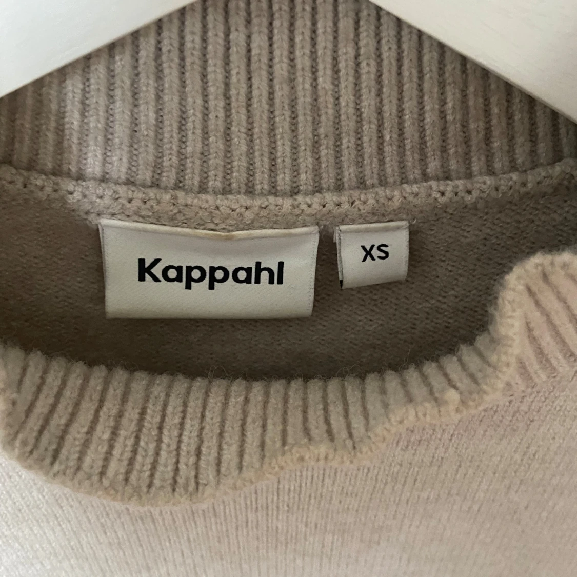 Beige stickad polotopp från Kappahl - 2