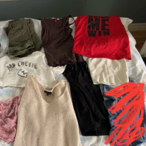 Mix av toppar i olika färger och material - Säljer alla dessa superfina toppar och tröjor. Skriv om ni vill ha bild på någon av dem var för sig eller en mer detaljerad beskrivning av just ett plagg🩷🩷storlekar skiljer sig ifrån XS-L