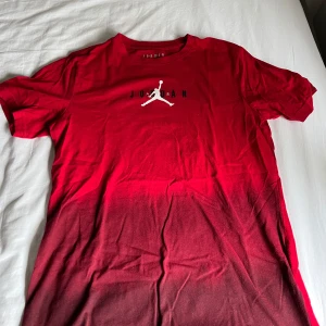 Röd t-shirt från Jordan - Säljer 3st tröjor från Jordan 100 kr styck färgen har gått bort lite