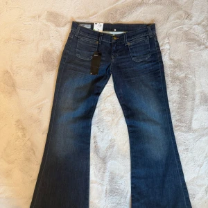 Låg midjade jeans - Suppper snygga mörk blåa bootcut jeans☺️💕de är väldigt låg midjade🩷 storlek W28 så ungefär 36. Innerbens längd 76 och midjemått 40cm💕