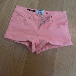 Ljusrosa jeansshorts ! - Säljer ett par ljusrosa jeansshorts med låg midja!!. De är poupulära och har lite detaljer vid etiketten!!💓säljer pga ingen användning, annars är de skit snygga . Bara o kontakta för frågor mm!