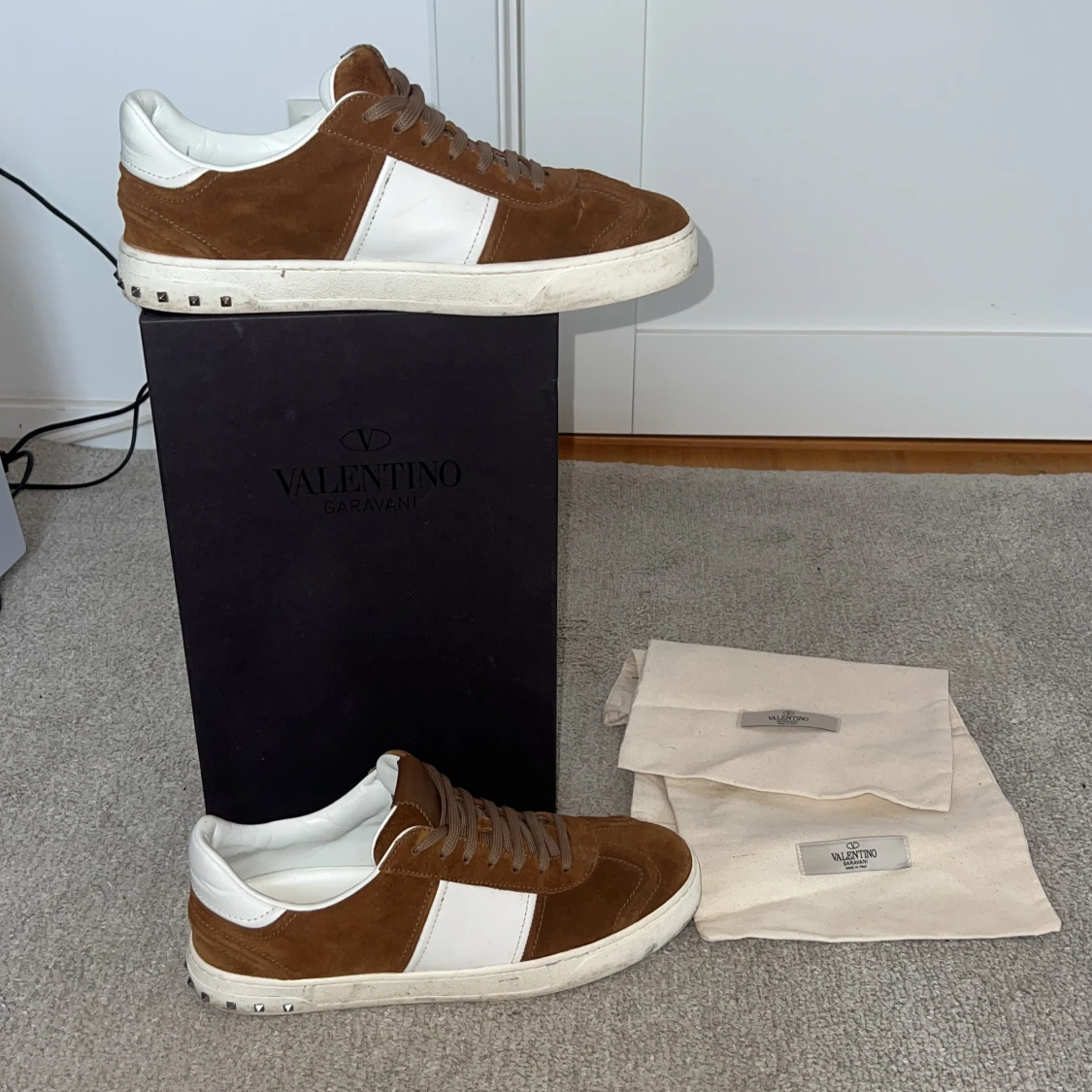 Bruna och vita sneakers från Valentino Garavani - 2