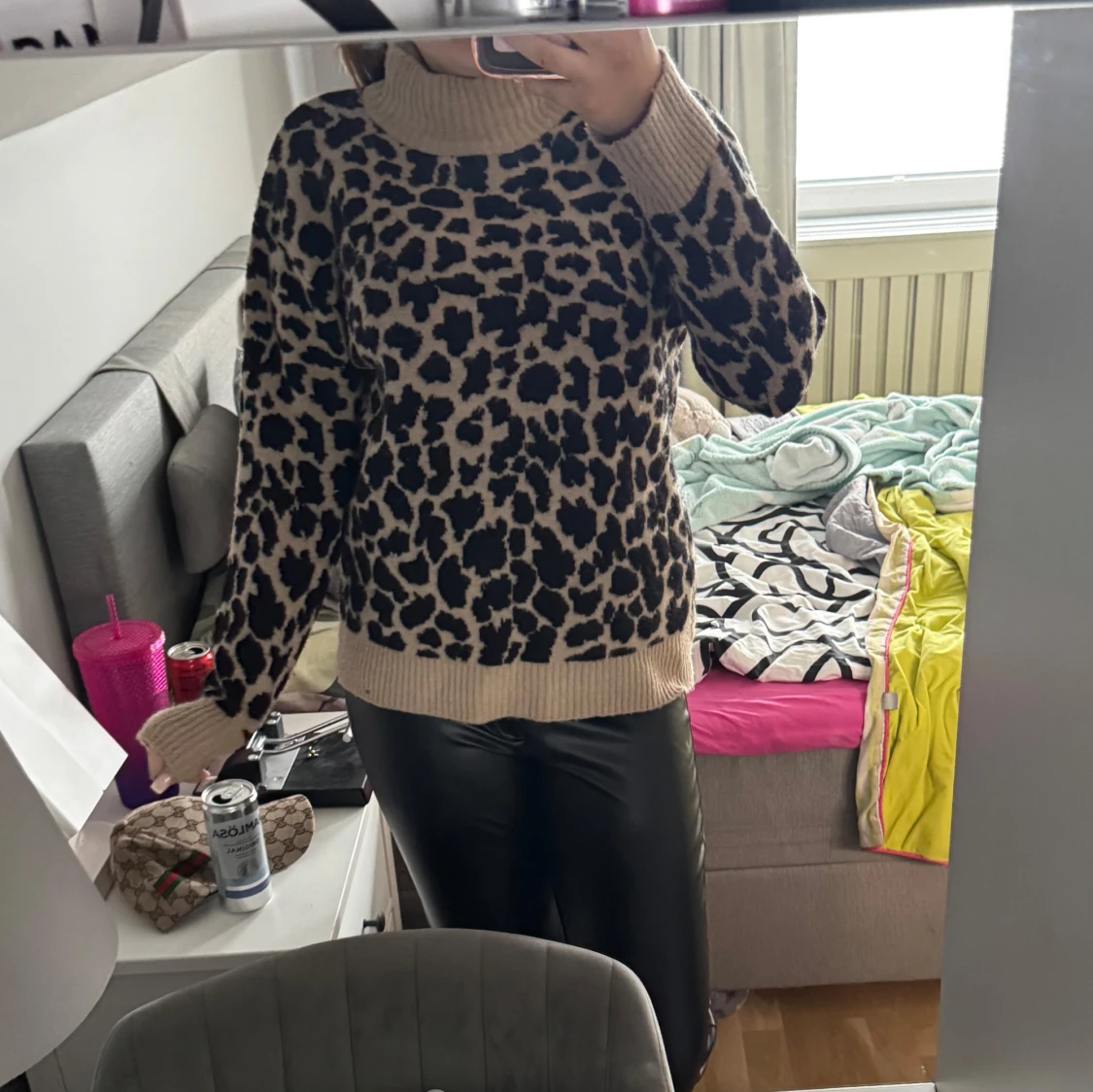 Leopardmönstrad stickad polotröja