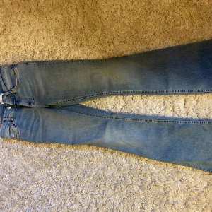 Perfect Jeans från Gina Tricot, blå - Säljer ett par ljusblå Perfect Jeans från Gina Tricot i storlek 36. Klassisk femficksmodell med raka ben och normal passform. Jeansen har en snygg tvätt och är tillverkade i mjukt bomullsjeansmaterial. Perfekta till sneakers eller boots.