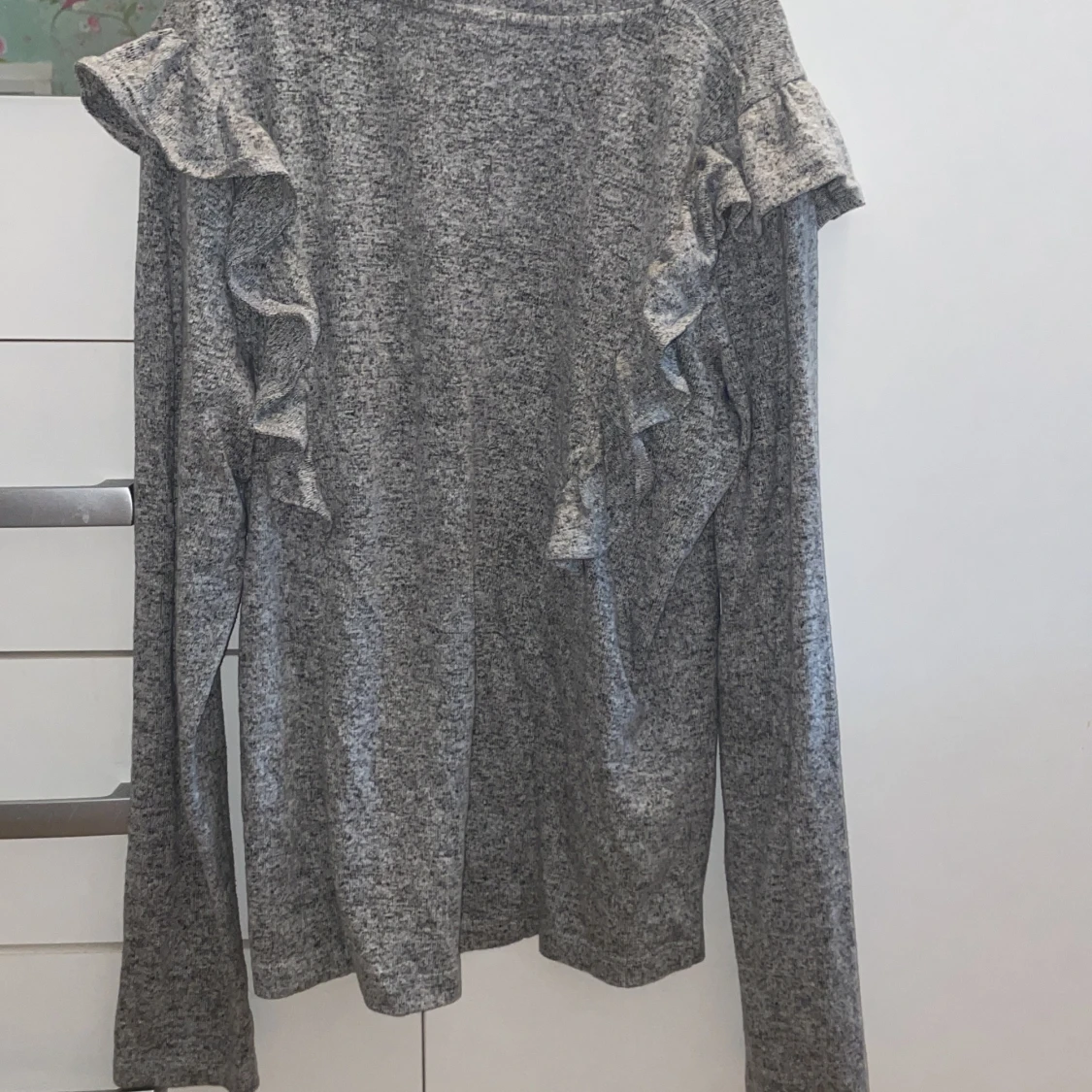 Grå volangtröja från Lindex