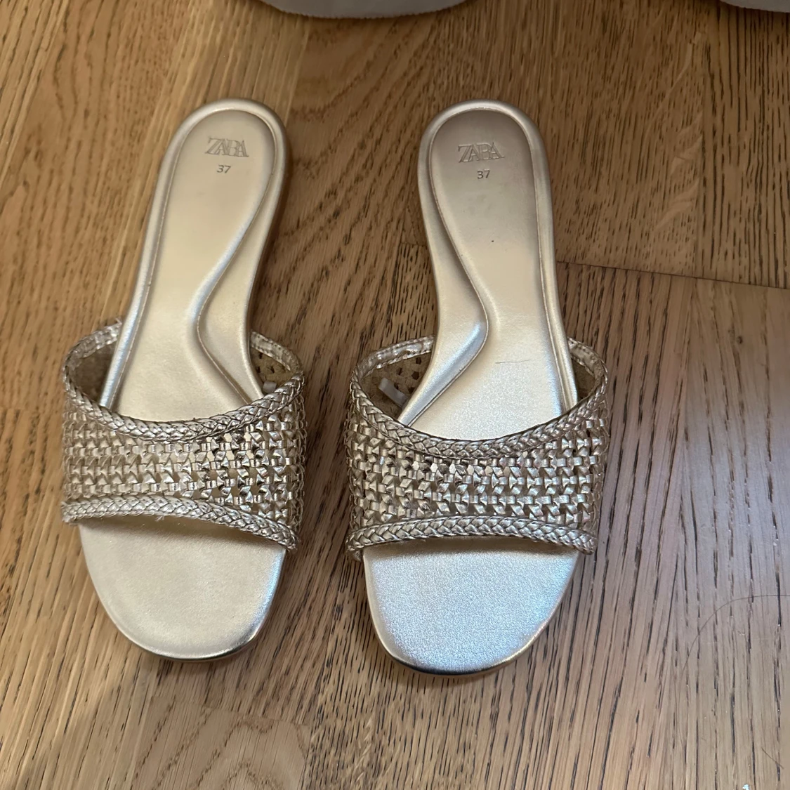 Guldiga sandaler från Zara, flätad rem - 3