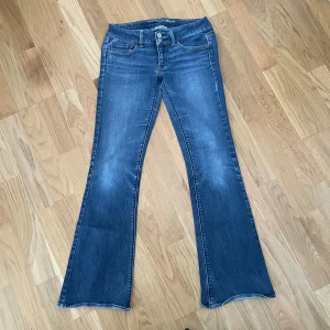 Blåa jeans - Supersnygga lågmidjade bootcut jeans i färgen mörkblå! Vintage och går inte att få tag på längre! Storlek 6 , midja: 34 cm, midjehöjd: 18 cm, innerben: 74 cm