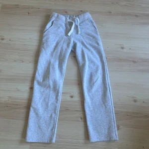 Russemerch byxor  - Säljer mina Russemerch mjukisbyxor i stl xxs då dem var för korta. Super sköna och använda en gång! Kom privat för egna bilder! 🤍