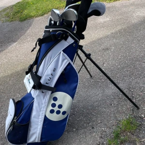 Blå och vit golfbag Future - Säljer en blå och vit golfbag från Future med flera fack och praktiska bärremmar. Väskan har stativ för att stå stadigt på marken och är tillverkad i slitstark polyester. Perfekt för att bära golfklubbor och tillbehör på banan.
