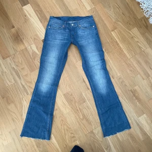 Blåa jeans  - Supersnygga lågmidjade bootcut jeans i färgen blå! Vintage och går inte att få tag på längre! Storlek 26 midja: 37 cm, midjehöjd: 18 cm, innerben: 76 cm