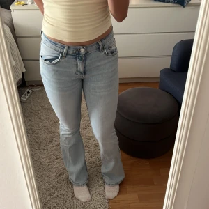Ljusblå bootcut jeans från Gina Tricot - Säljer ett par ljusblå bootcut jeans med låg till medium midja. De är i storlek 36 men passar mig som brukar ha 34/XS. De har inga defekter eller synliga tecken på användning. Nypris är 500kr