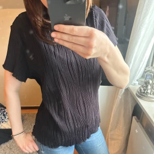 T-shirt - Jätte fin ribbad tröja, lite finare T-shirt än vanliga basic t-shirts! Storlek L i den men skulle säga S