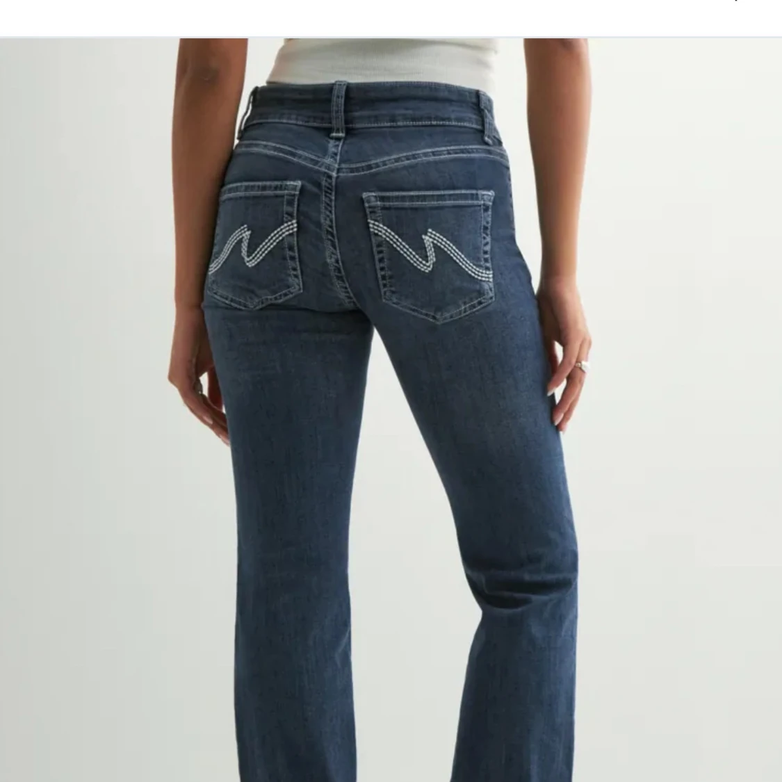 Blå bootcut jeans med broderade fickor - 1