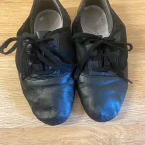 Jazz skor - Jazz skor, storlek 38, endast använda en termin, bra skick med lite slitage 