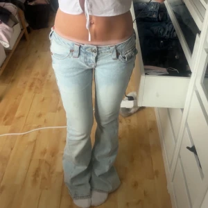 True religion jeans  - Säljer så de tyvärr blev för stora, använda endast 2 gånger så de är i fint skick! Storlek 23 men skulle snarare säga en (mindre) 24. Från true religion, de är omber på fickorna och VÄLDIGT low waist både fram och bak💕
