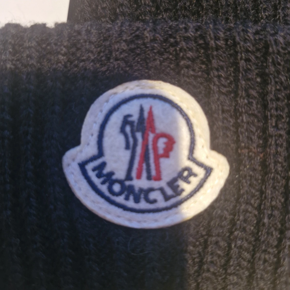 Svart ribbad mössa från Moncler - 1