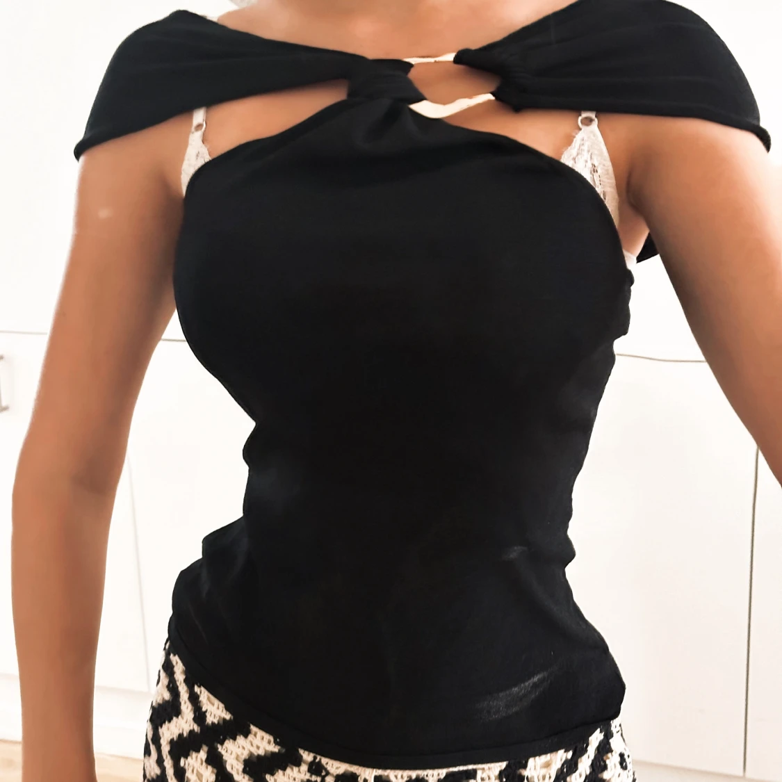 Svart offshoulder topp med knutdetalj - 1