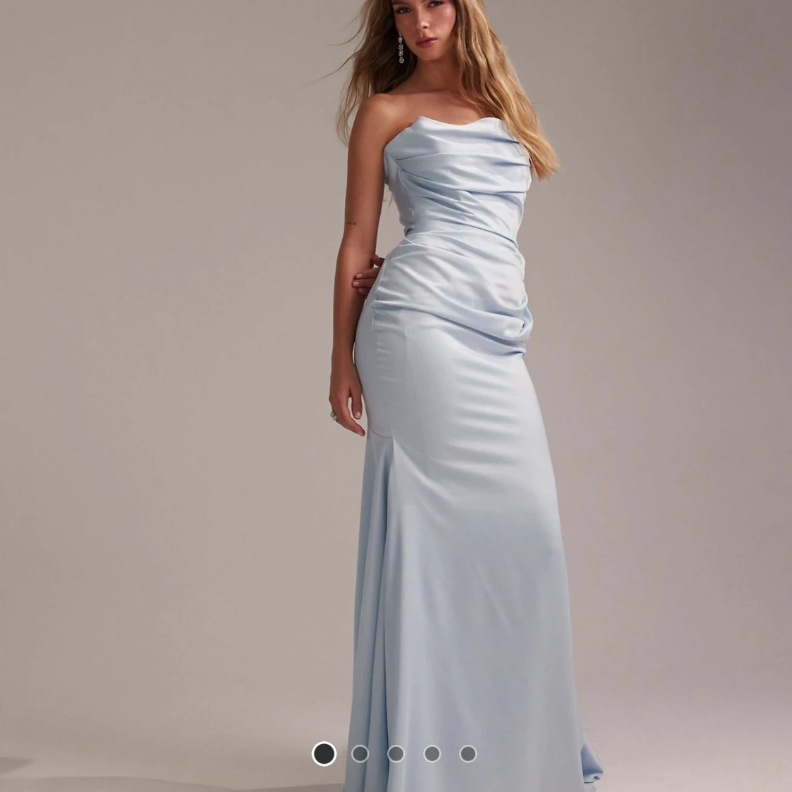 Ljusblå axelbandslös långklänning NA-KD - 1