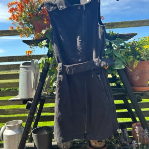 Lång ärmlös alternativ klänning  - Skulle nog passa s - xs köpt på hm många år sedan och används ej längre 