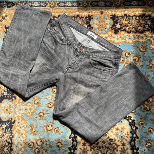 Grå jeans Acne Studios Mic Boston 32/32 - Snyggaste jeansen i min garderob! Har tyvärr växt ur dem och säljer därför vidare så att de får en ny lycklig ägare! Överlag sparsamt använda!