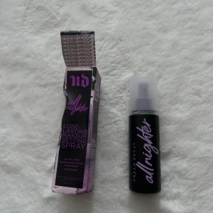 Urban Decay All Nighter Setting Spray - Urban Decay All Nighter är en ikonisk svart setting spray med lila text, som håller sminket på plats hela dagen. Kommer i en smidig plastflaska med spraymunstycke och tillhörande kartong. Perfekt för att fixera din makeup och ge en fräsch finish. Den är helt oanvänd 118 ml 