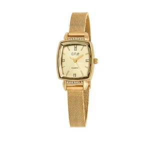 Guldig fyrkantig klocka från o.n.e - Stilren klocka från o.n.e i guld med fyrkantig urtavla och mesh-armband. Urtavlan har små stenar vid siffrorna och detaljer i guld. Klockan har quartz-urverk och bakstycke i rostfritt stål. Perfekt accessoar för att lyfta din outfit. Nypris 450, pris kan diskuteras 