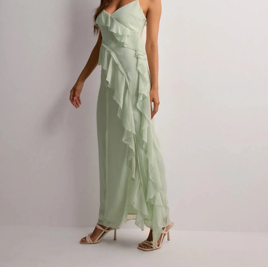 Ljusgrön långklänning med volanger